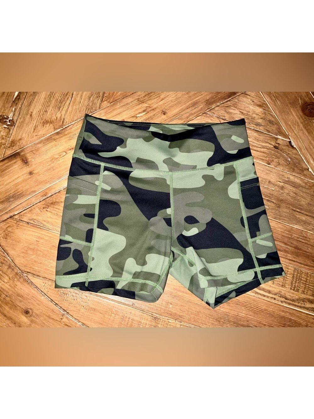 Zyia active light and tight hustle pocket‎ hustle shorts 4” - small / green camo